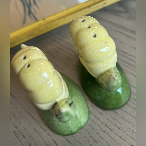 VINTAGE Salt and Pepper Sets plus Two Singles (6 pieces) - Picture 8 of 16